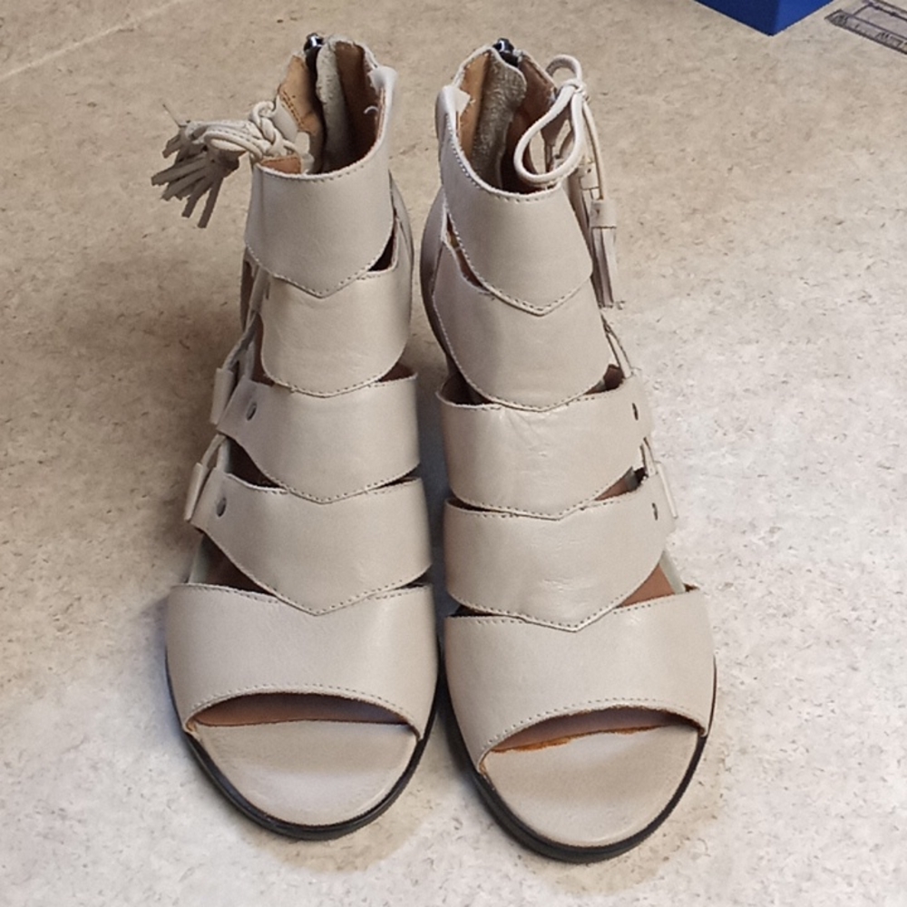 Nicole Women's size 6.5 Leather Beige Sandel/Bootie